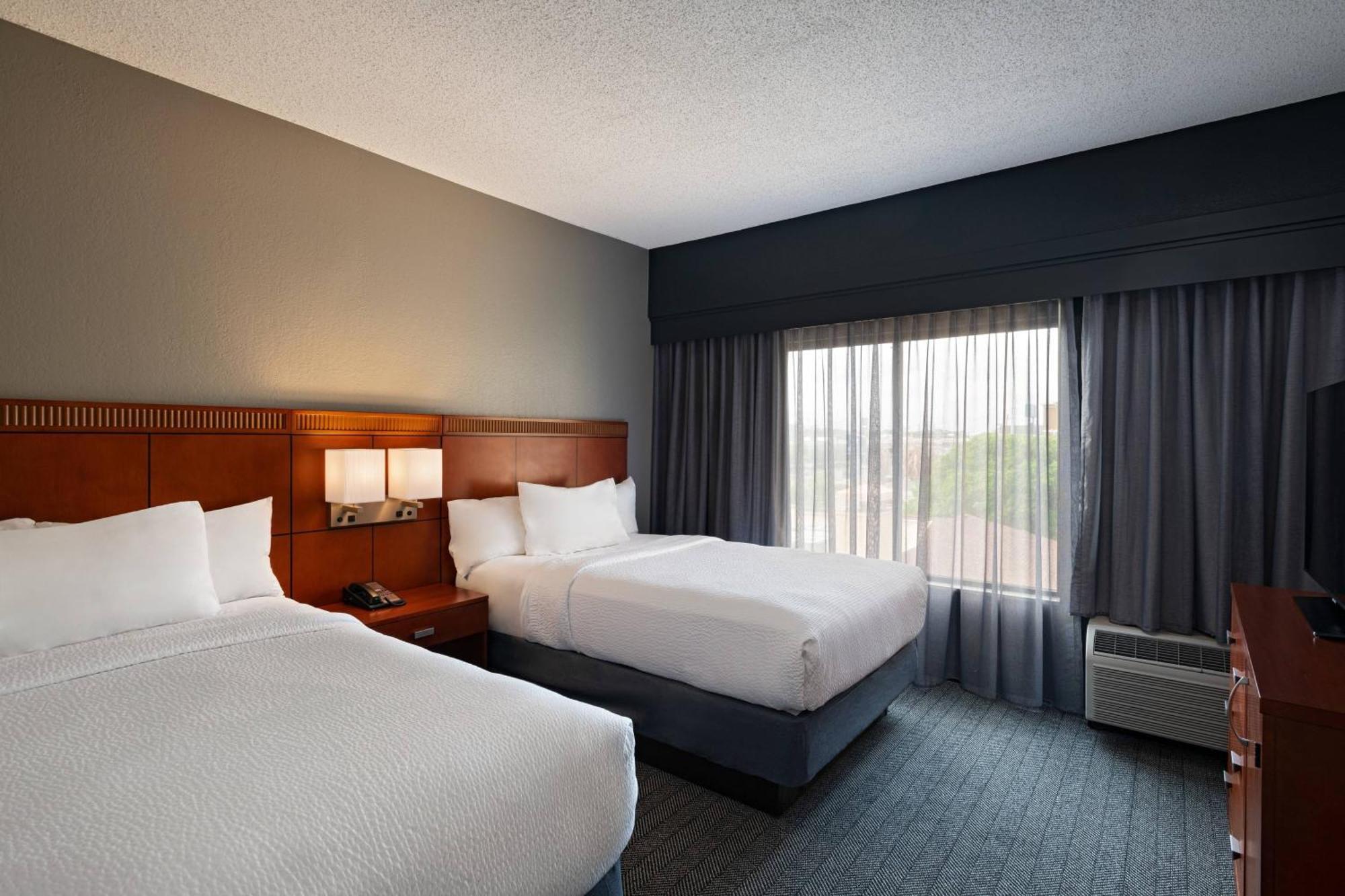 Courtyard By Marriott San Antonio Airport Hotel Exterior photo