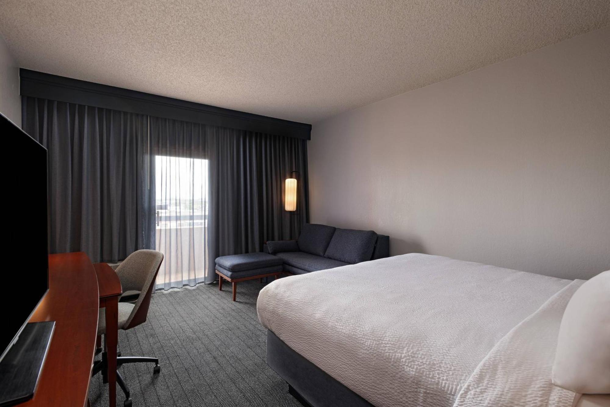 Courtyard By Marriott San Antonio Airport Hotel Exterior photo