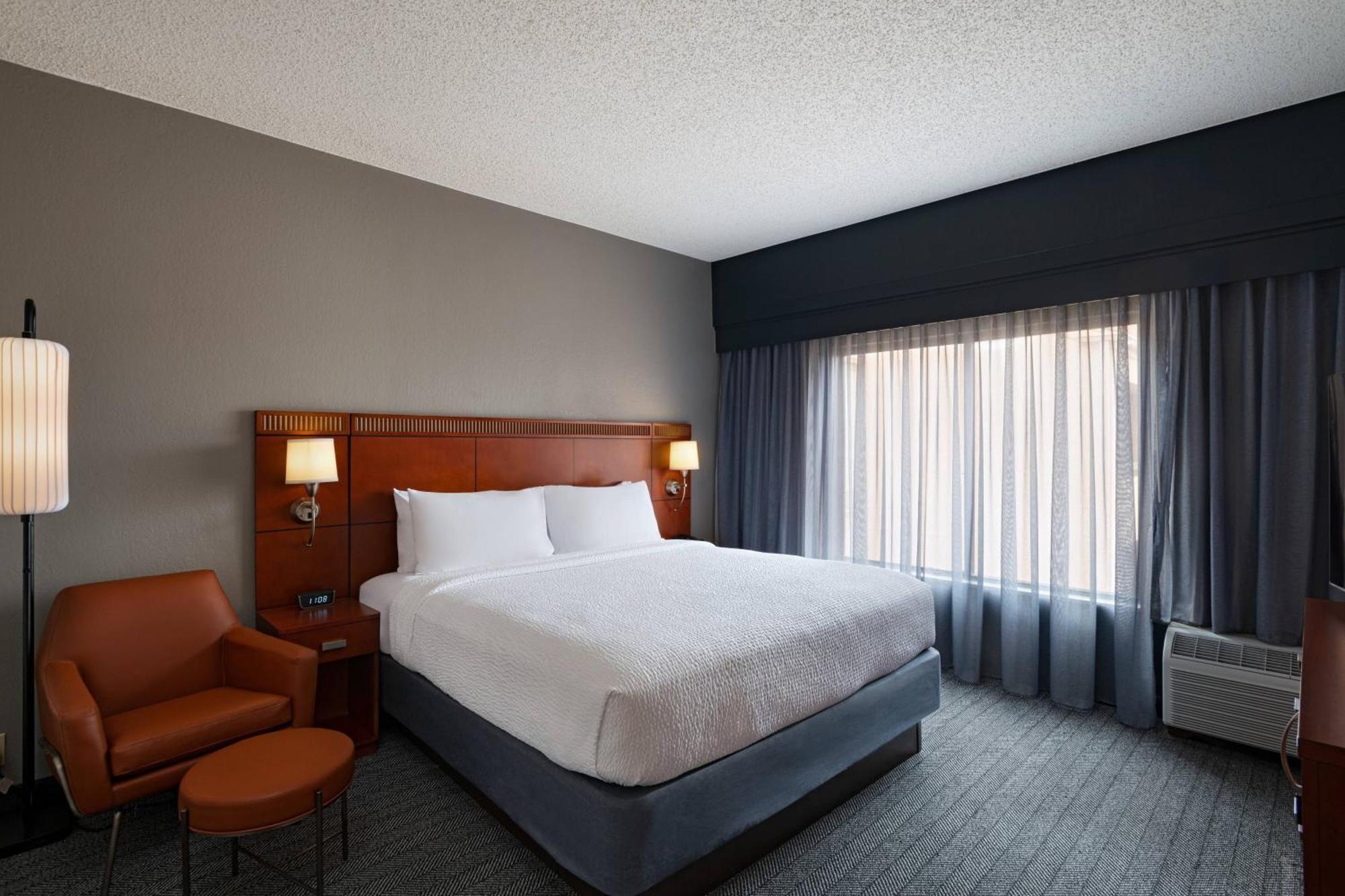 Courtyard By Marriott San Antonio Airport Hotel Exterior photo