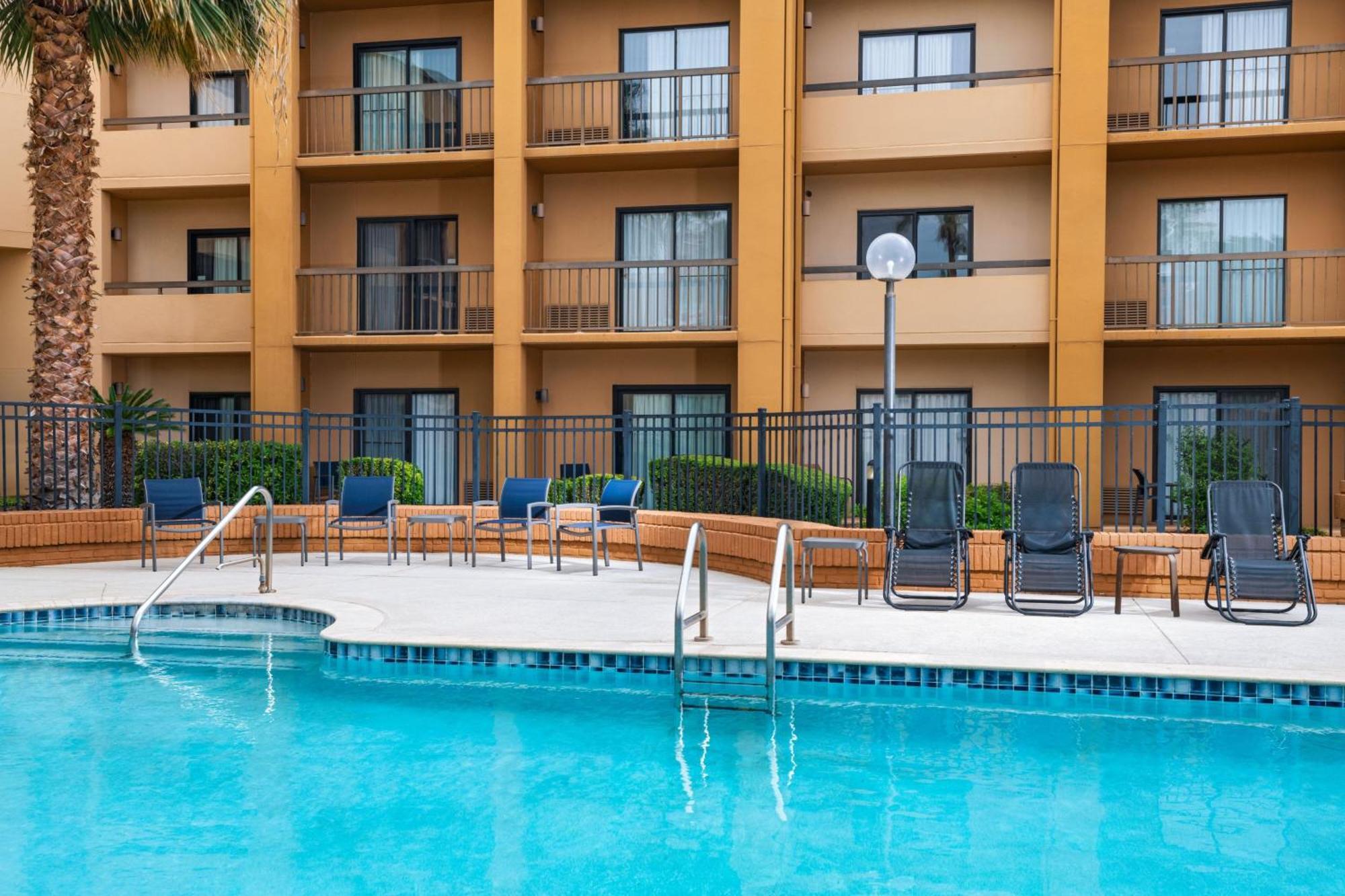 Courtyard By Marriott San Antonio Airport Hotel Exterior photo