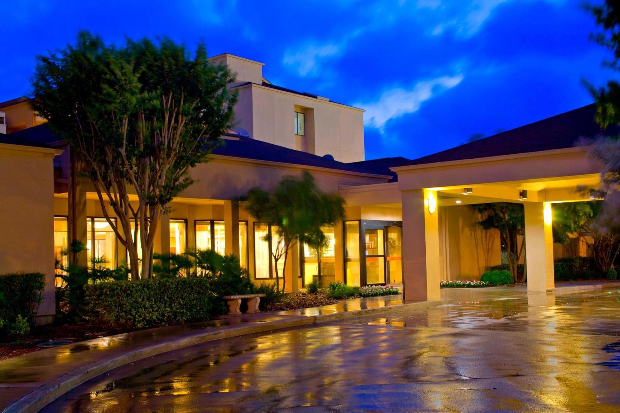 Courtyard By Marriott San Antonio Airport Hotel Exterior photo