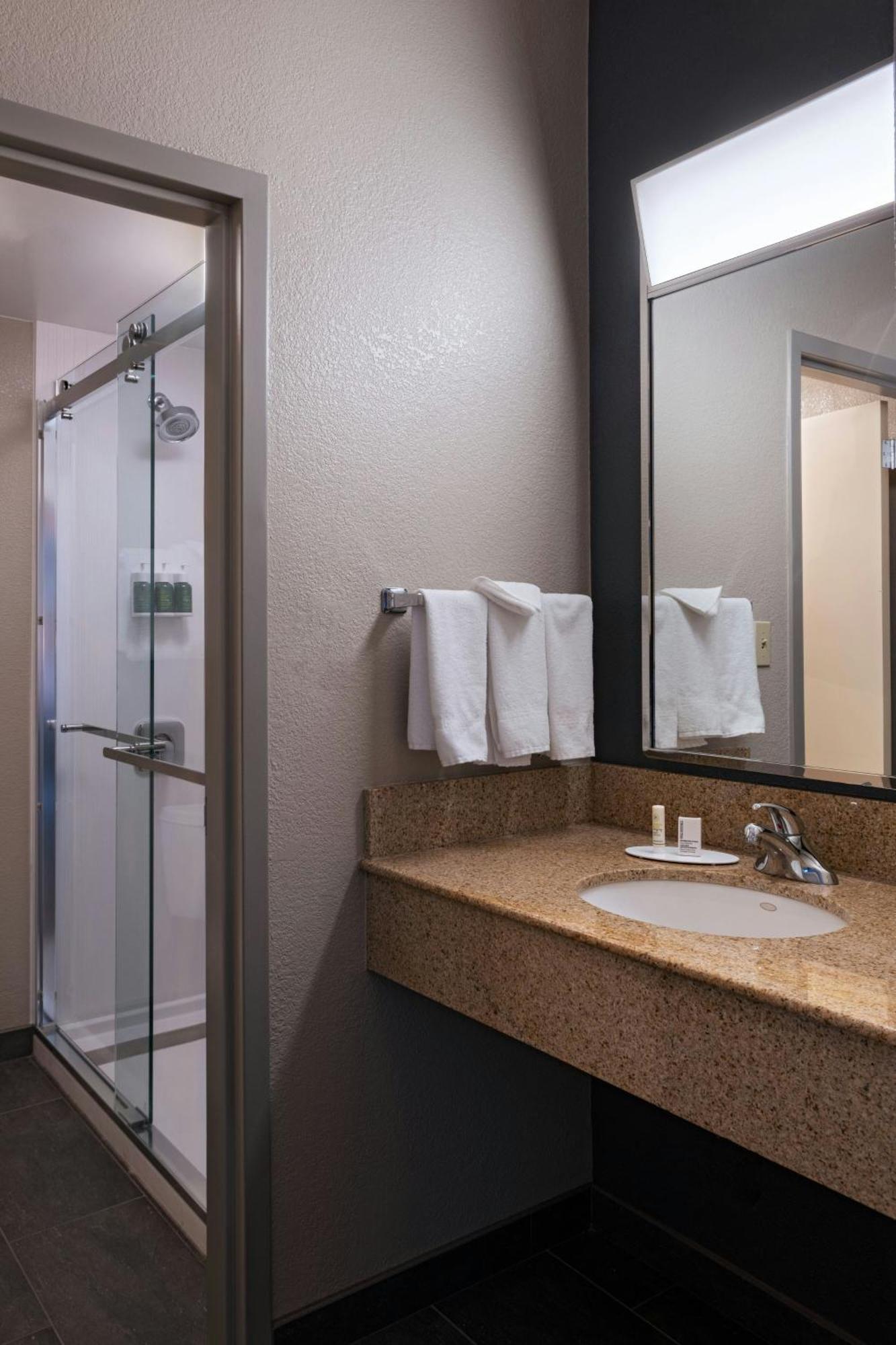 Courtyard By Marriott San Antonio Airport Hotel Exterior photo