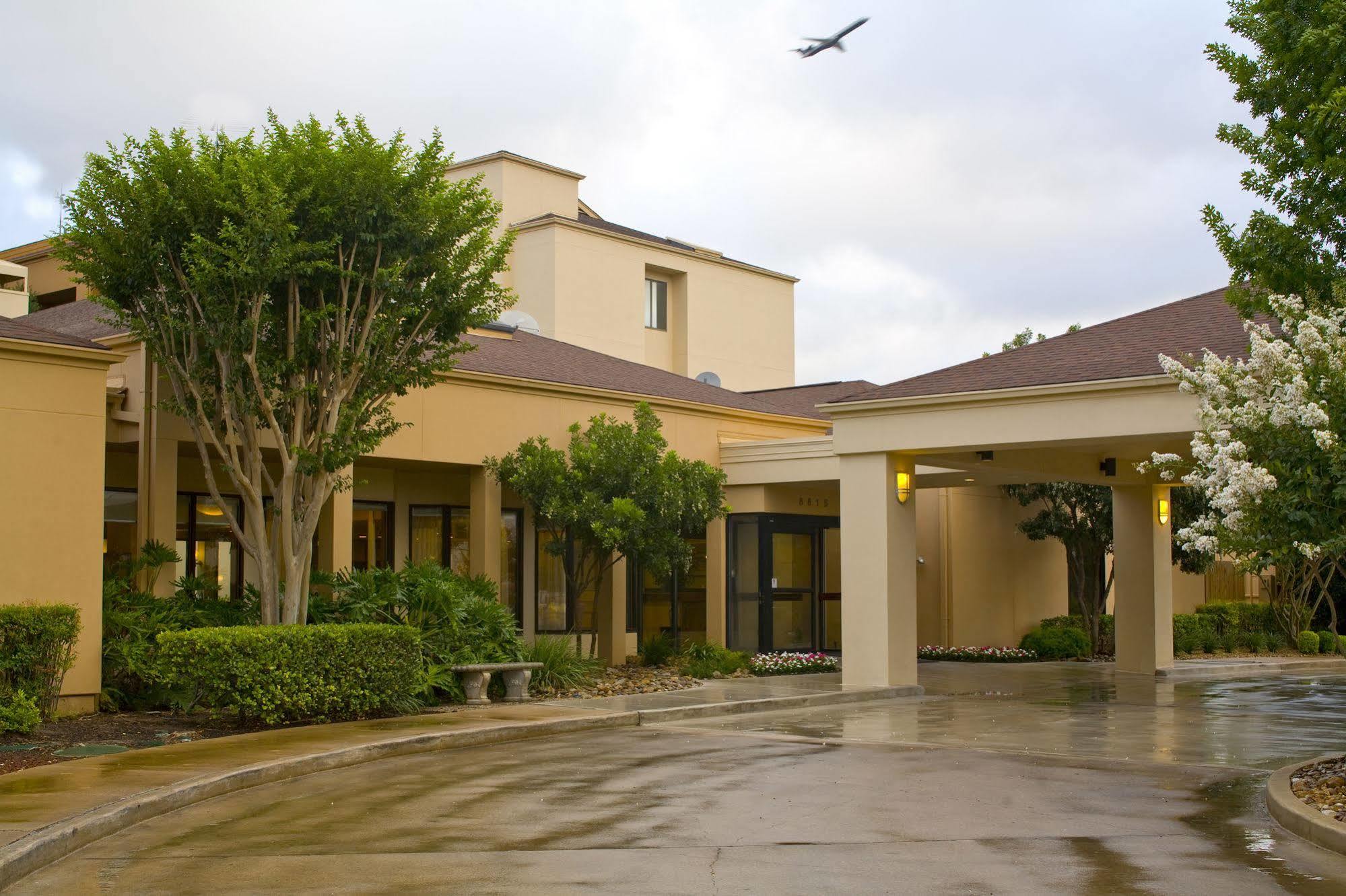 Courtyard By Marriott San Antonio Airport Hotel Exterior photo